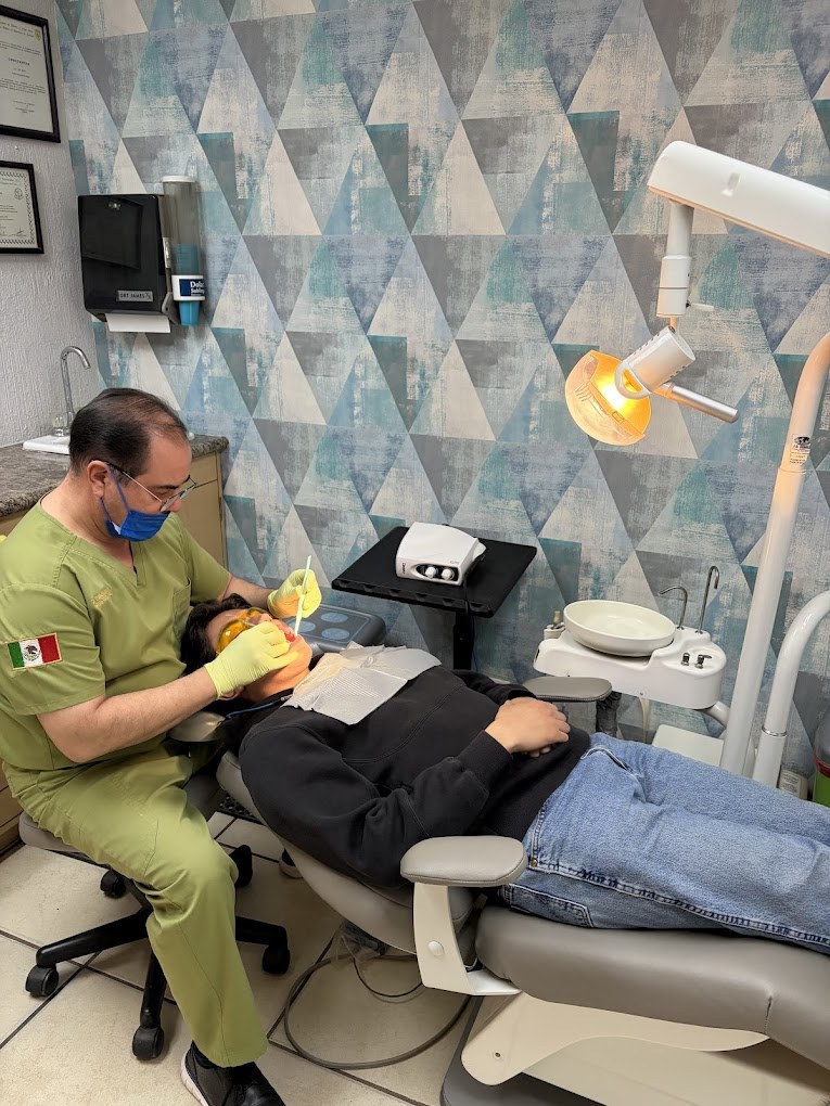 Dr. Pablo Molina Flores atendiendo a un paciente